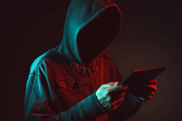 Hacker using tablet computer — Stock Photo, Image