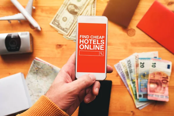 Encontre hotéis baratos on-line aplicativo de telefone móvel — Fotografia de Stock