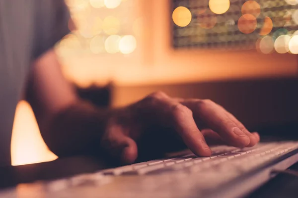 Dedo en el teclado del ordenador — Foto de Stock