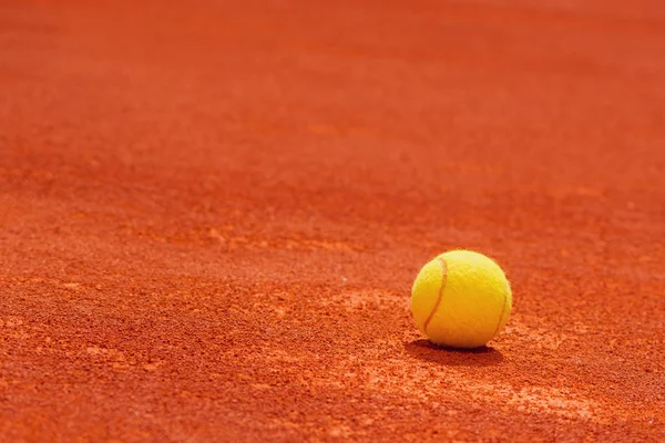 Bola de tênis na quadra de argila — Fotografia de Stock