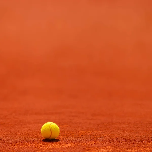 Pelota de tenis en pista de arcilla — Foto de Stock