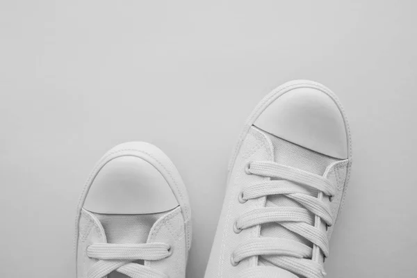 Paire de baskets blanches avec espace de copie — Photo