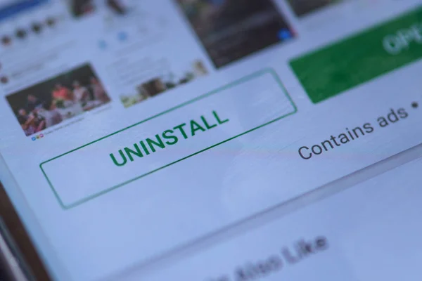 Uninstall Facebook mobile app for smartphones — Stock Photo, Image