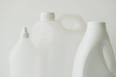 Beyaz plastik bidon ve şişe teneke kutu kimyasal sıvılar için