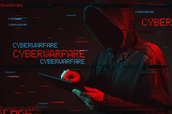 Концепция кибервойны с безликим мужчиной в капюшоне — стоковое фото