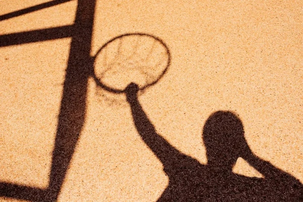 Sombra Jugador Baloncesto Masculino Pose Slam Dunk Sosteniendo Los Aros — Foto de Stock