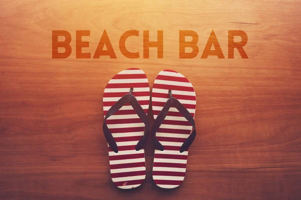 Bar Plaży Sandały Klapki Podłoże Drewniane Koncepcję Wakacji Wakacje Lato — Zdjęcie stockowe