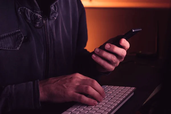 Bilgisayar Korsanı Karanlık Düşük Anahtar Seçici Odak Ile Smartphone Aygıt — Stok fotoğraf