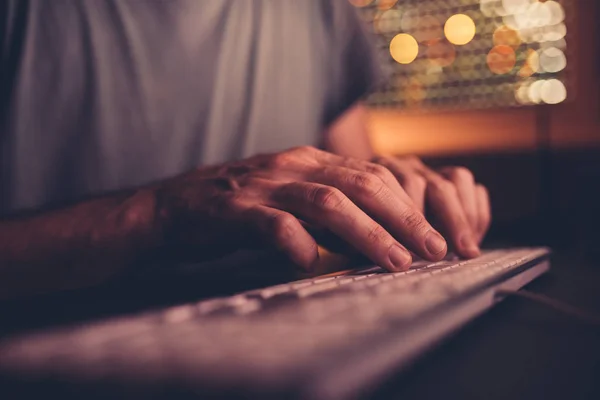 Teclado Computadora Tipo Manos Hombre Usando Escritorio Interior Oficina Casa — Foto de Stock