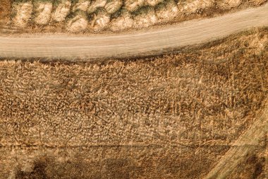 Tozlu toprak yolun uçsuz bucaksız manzarası.