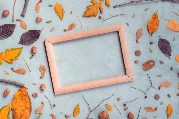 秋の装飾と空白の画像フレームフラットレイアウトトップビュー — ストック写真