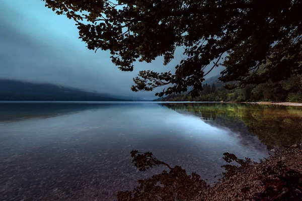 Grieta del amanecer en el lago Bohinj —  Fotos de Stock