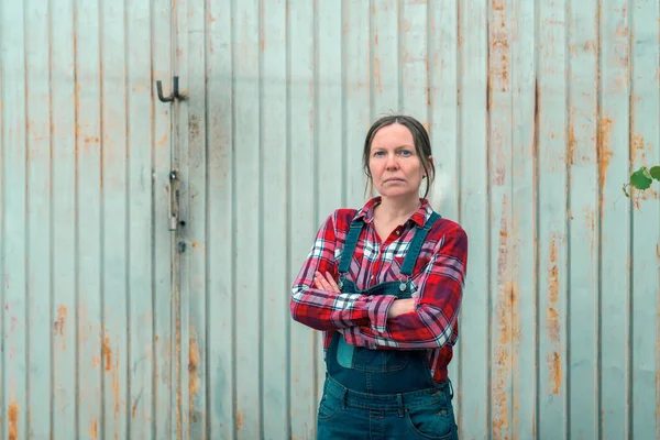 Portrét nádherné ženské farmáře před domem na statku — Stock fotografie