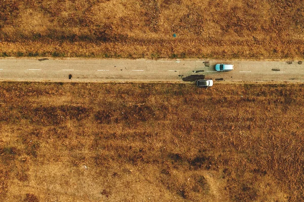 Vista aérea de los coches en la carretera rural en otoño — Foto de Stock