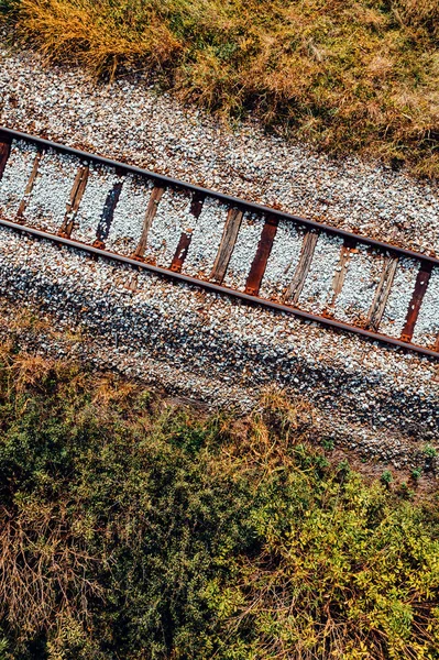 Via férrea velha através do campo no outono, vista aérea — Fotografia de Stock
