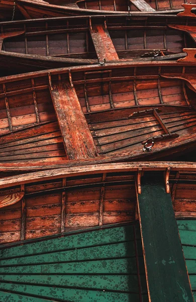 Barco a remos com bote de madeira no lago — Fotografia de Stock