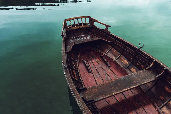 Barco a remos com bote de madeira no lago — Fotografia de Stock