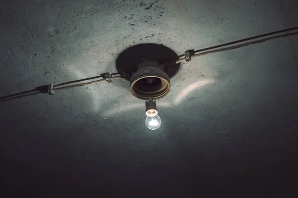 Підвальна лампа — стокове фото