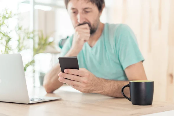 Ontvangen van verontrustend tekstbericht op mobiele telefoon — Stockfoto