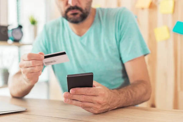 Kredi kartı ve akıllı telefon ile online alışveriş — Stok fotoğraf