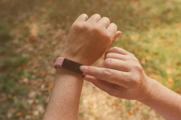 Female hiker with smart fitness tracker bracelet, close up — Stock Photo, Image