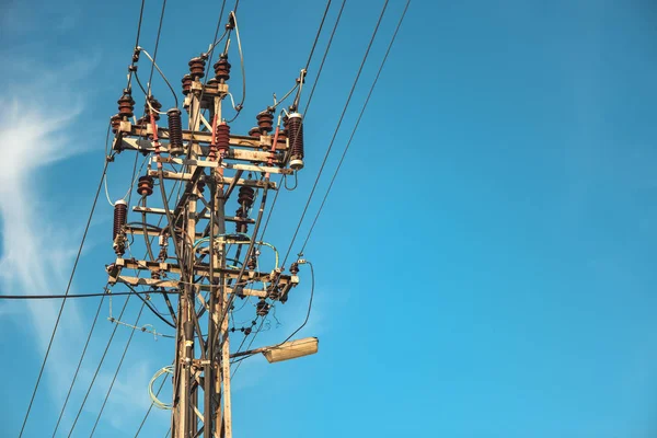 Poste de servicio que soporta cables de línea de alimentación aérea — Foto de Stock