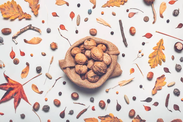 Tas de noix dans un sac de toile de jute avec décoration d'automne — Photo