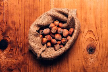 Çuval içinde fındık yığını