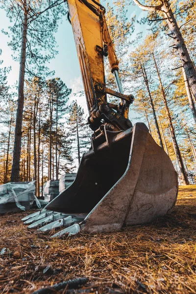 Bagger baggert Baumaschinen an — Stockfoto