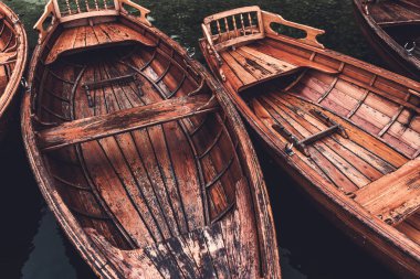 Bohinj Gölü 'nde tahta sandal kayığı.