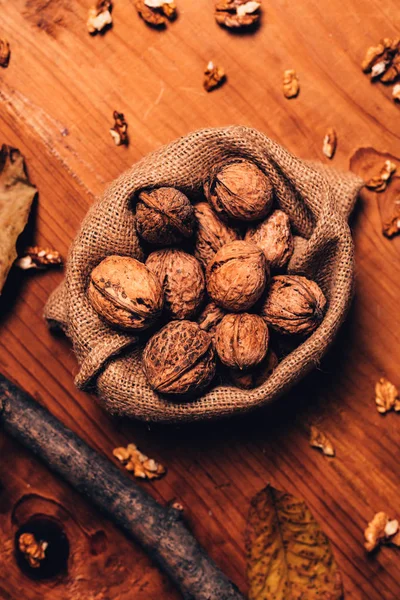 Tumpukan walnut dalam karung goni, tampilan atas — Stok Foto