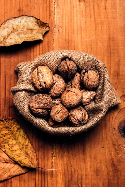 Walnut heap in burlap sack, top view — Stock Photo, Image