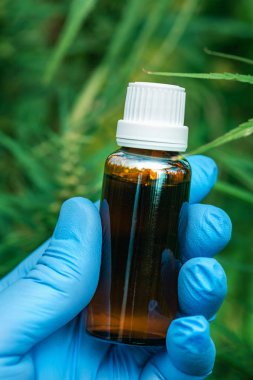 Cbd kenevir yağı şişesini tutan bilimadamı, kapatın.