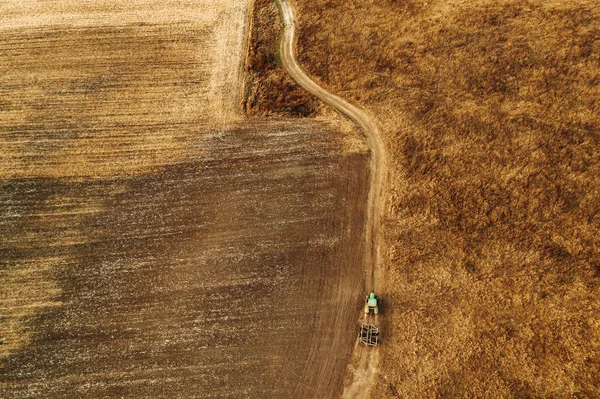 Antiguo tractor en el campo camino de tierra, fotografía aérea —  Fotos de Stock