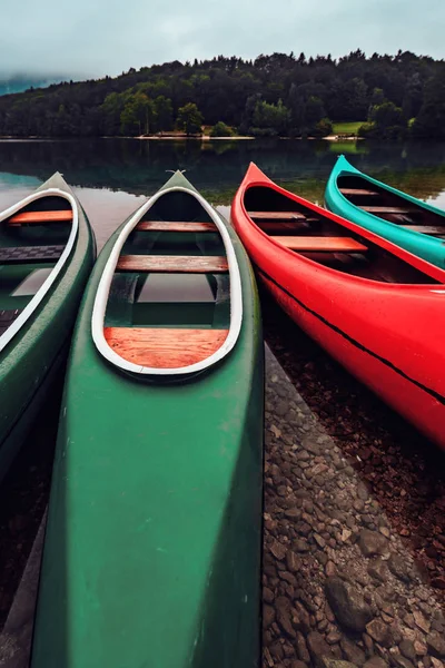 Canoes on lakeshore — Stock Photo, Image