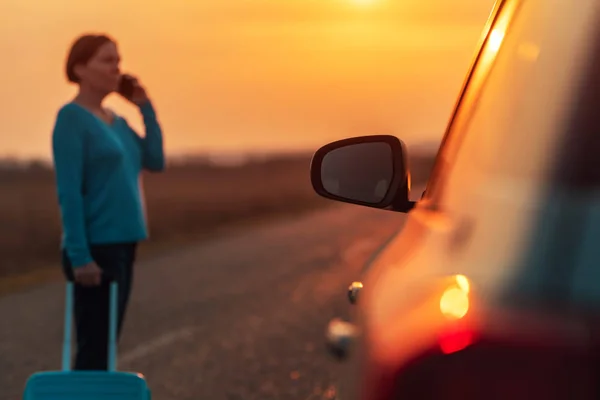 Vrouw belt hulp langs de weg nadat haar auto kapot was. — Stockfoto