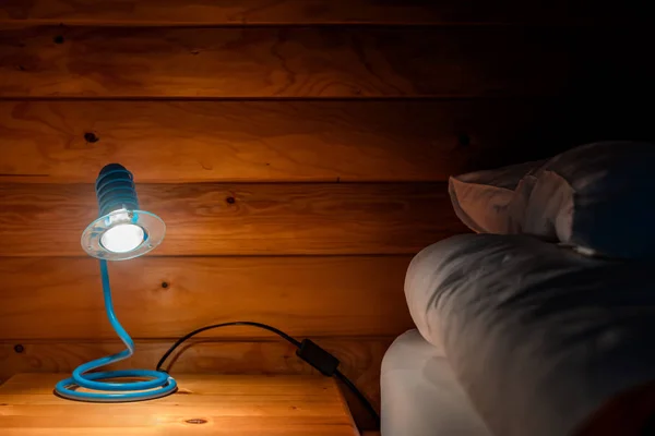 Nachttischlampe im Schlafzimmer der Berghütte — Stockfoto