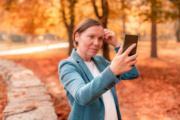 Geschäftsfrau macht Selfie mit Smartphone — Stockfoto