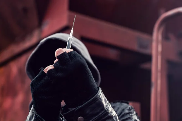 Drogově závislý s heroinovou stříkačkou — Stock fotografie