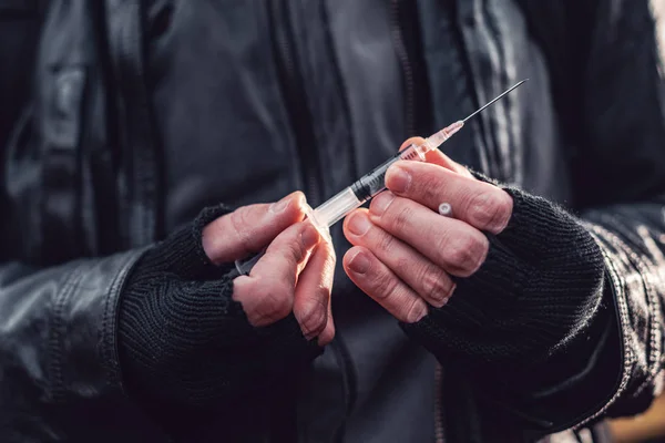 ヘロインの注射器で麻薬中毒者 — ストック写真