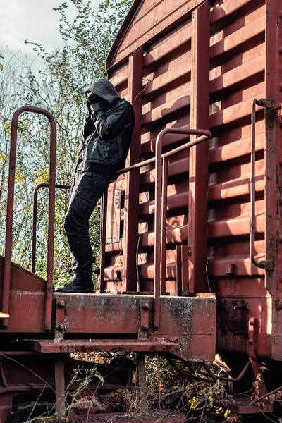 Bezdomovec závislý na drogách má abstinenční krizi — Stock fotografie