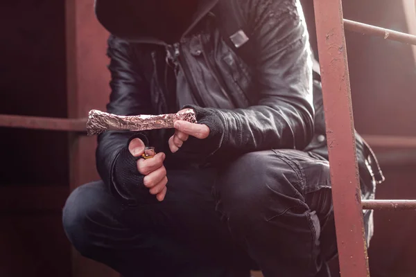麻薬中毒者喫煙アヘンオン錫箔 — ストック写真