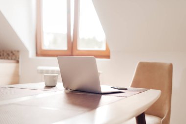 Bilgisayarlı ve akıllı telefonlu telekomünikasyon çalışma alanı