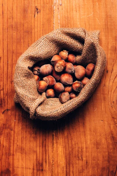 Tumpukan Hazelnut dalam karung goni — Stok Foto