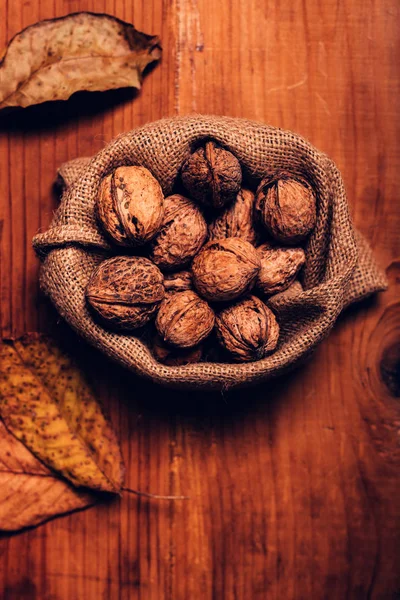 Tas de noix dans le sac de toile de jute, vue sur le dessus — Photo