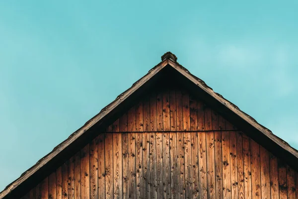 Gable fészer tető és kék ég — Stock Fotó