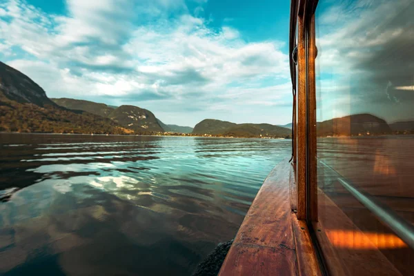 Plachtění na jezeře Bohinj v létě — Stock fotografie