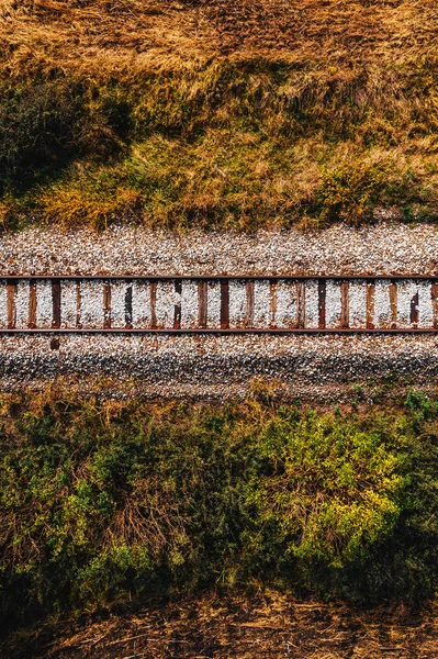 秋の田園地帯を通る古い鉄道の線路、空中風景 — ストック写真