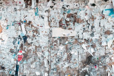 İlan panosundaki yırtık kağıt grunge dokusu