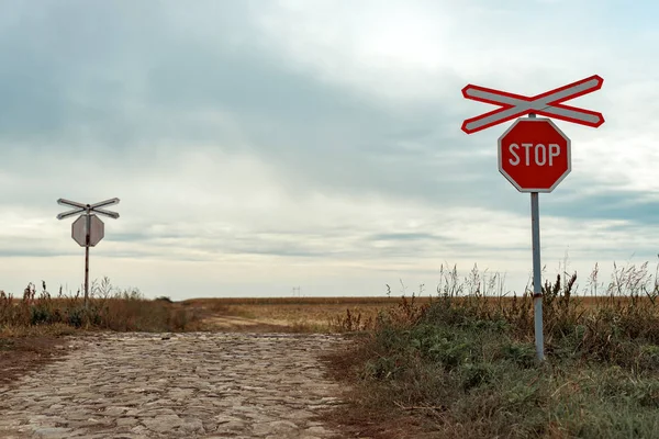 St. Andrew 's Cross ve tren yolu geçidinde dur tabelası. — Stok fotoğraf